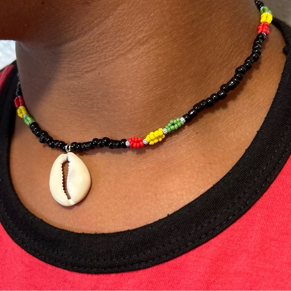 💯 Authentic West African Cowrie Shell Necklace 15”L - Picture 1 of 5